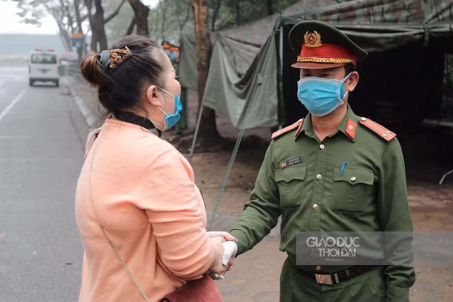 Hà Nội: Đoàn xe buýt đưa hàng trăm người hoàn thành cách ly trở về địa phương ảnh 19