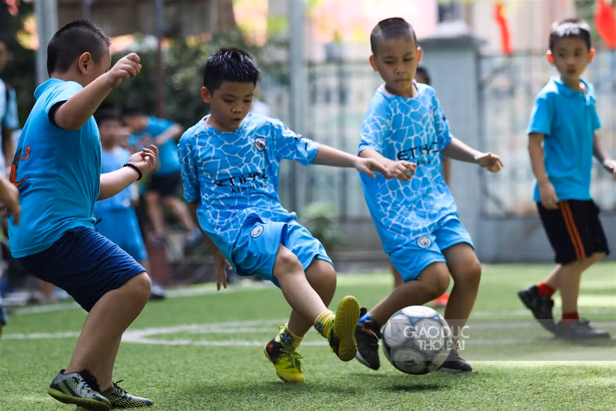 Quang Hải đến cổ vũ tinh thần những cầu thủ nhí trong giải đấu của Trường tiểu học Tây Sơn ảnh 3