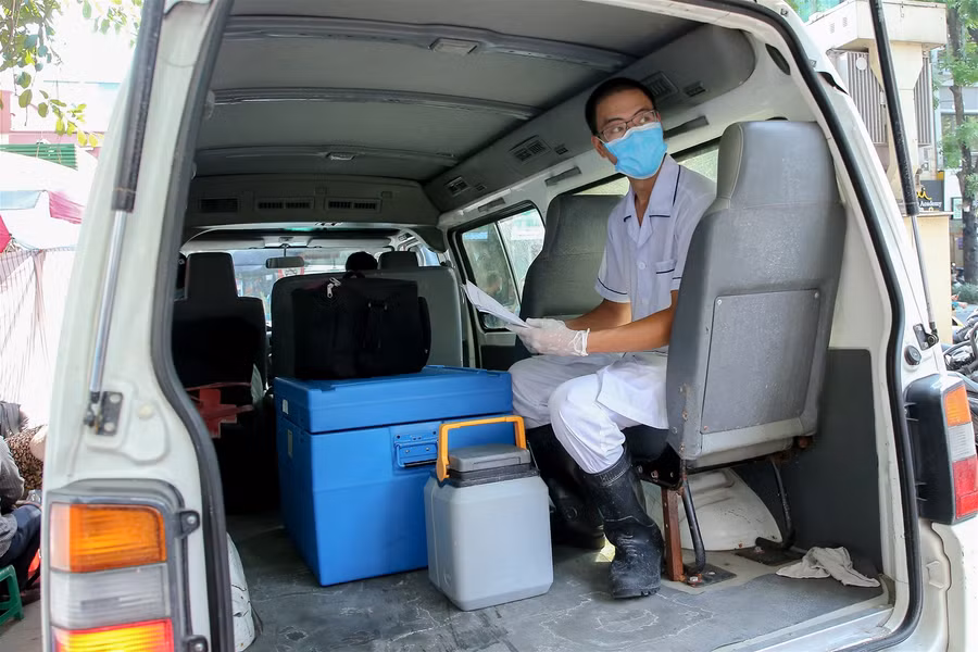 Hà Nội: Tiến hành test nhanh Covid-19 cho những người trở về từ Đà Nẵng ảnh 25