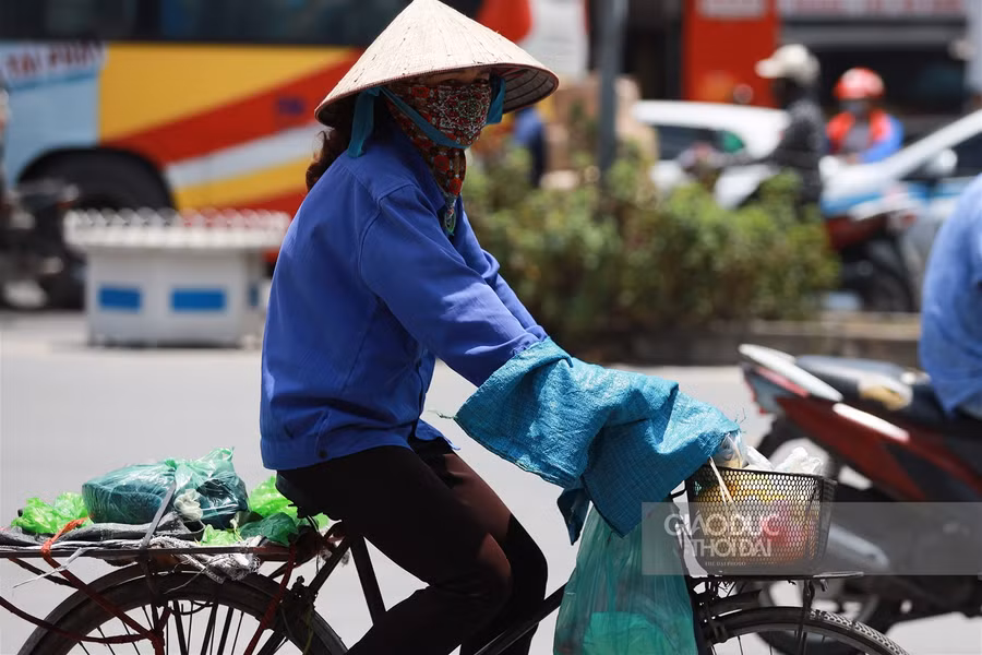Muôn kiểu chống nắng khi Hà Nội 40 độ C ảnh 12