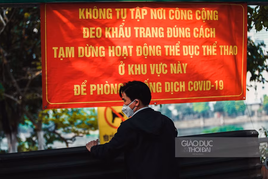 Hà Nội dựng rào chắn, ngăn cấm người đi bộ trong mùa Covid