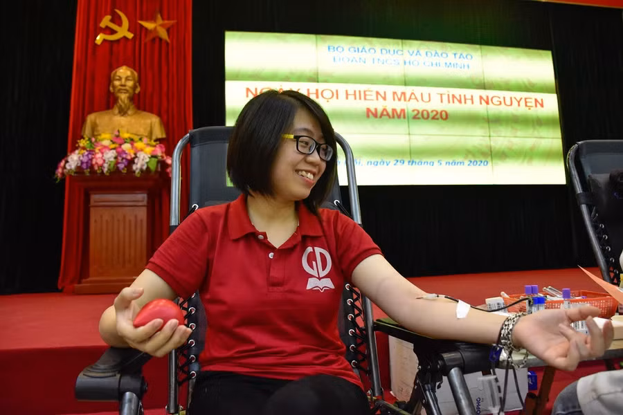 Trao tặng 2.000 đầu sách cho thư viện trường ảnh 1