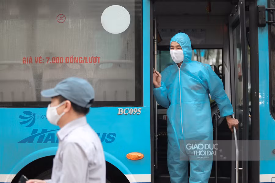 Hà Nội: Đoàn xe buýt đưa hàng trăm người hoàn thành cách ly trở về địa phương ảnh 13