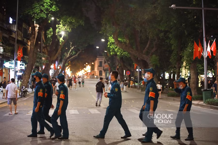 Phố đi bộ Hồ Hoàn Kiếm mở cửa trở lại, nhiều người "quên" khẩu trang ảnh 12