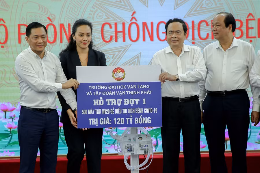 Trao 500 máy thở MV20 cho Bộ Y tế để chống dịch Covid-19
