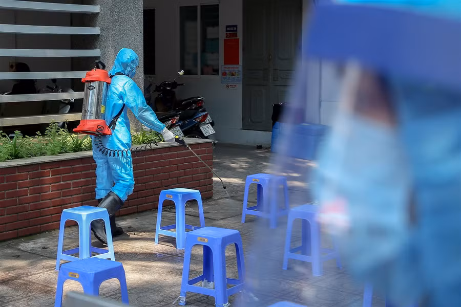 Hà Nội: Tiến hành test nhanh Covid-19 cho những người trở về từ Đà Nẵng ảnh 5