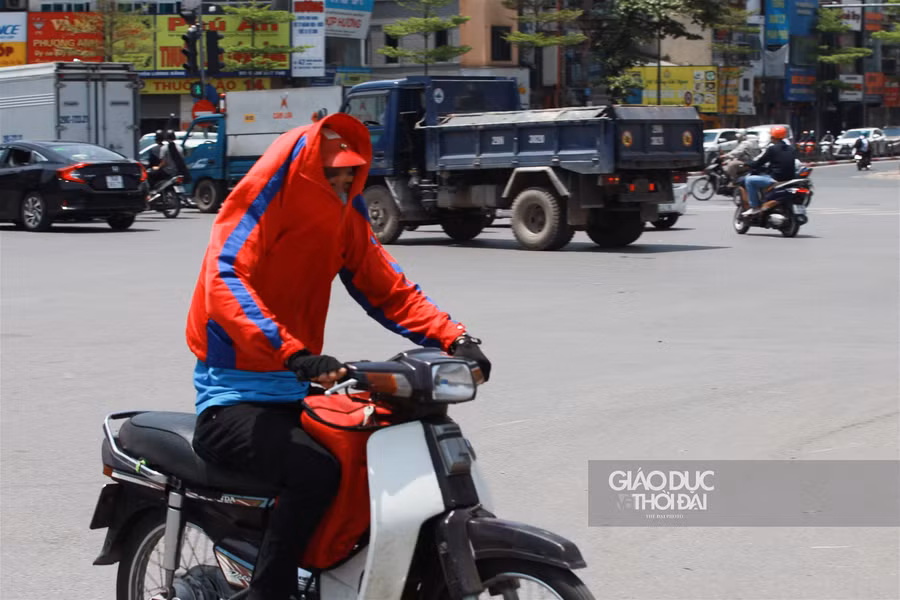 Muôn kiểu chống nắng khi Hà Nội 40 độ C ảnh 3