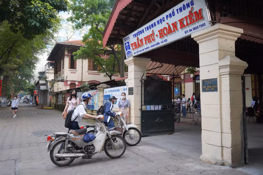 Học sinh Hà Nội háo hức trở lại trường học sau 3 tháng nghỉ phòng, chống Covid-19 ảnh 1