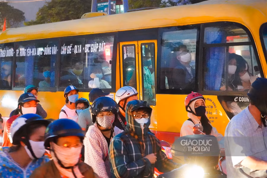 Cửa ngõ thủ đô ùn ứ trước kỳ nghỉ lễ 30/4 ảnh 11