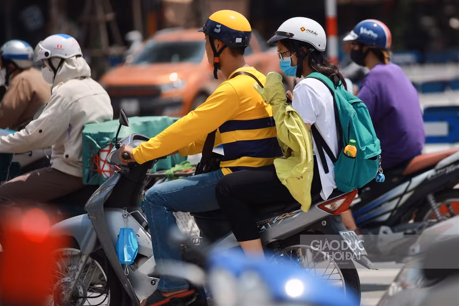 Muôn kiểu chống nắng khi Hà Nội 40 độ C ảnh 5