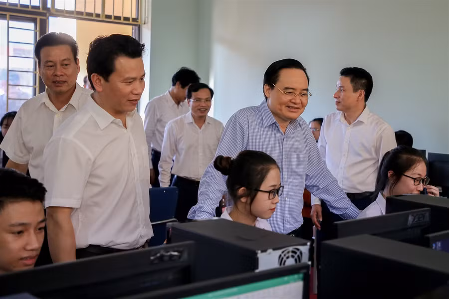 Bộ trưởng Phùng Xuân Nhạ thăm và trao tặng phòng máy vi tính cho trường THPT Lê Hồng Phong ảnh 3