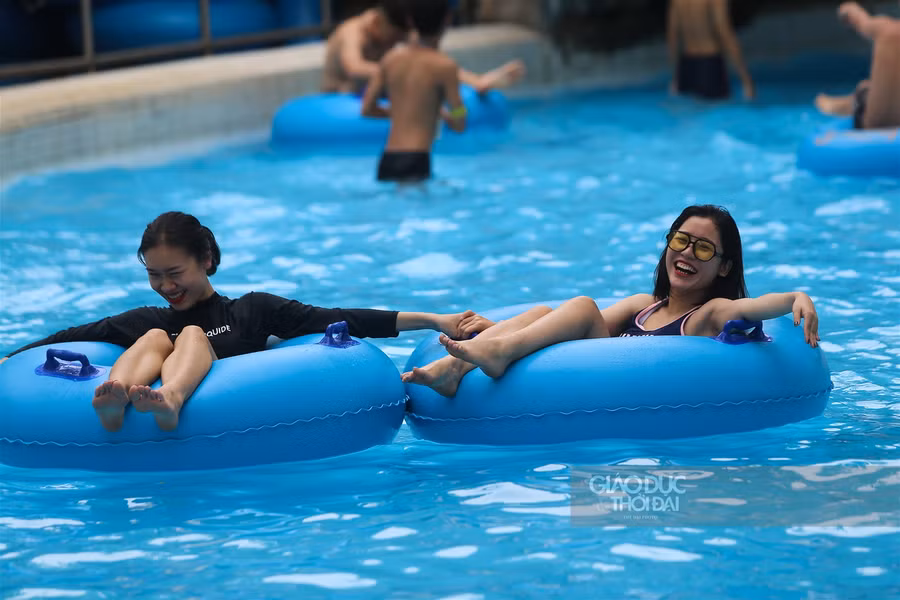 Giới trẻ đổ xô ra công viên nước "giải nhiệt" ngày nắng nóng