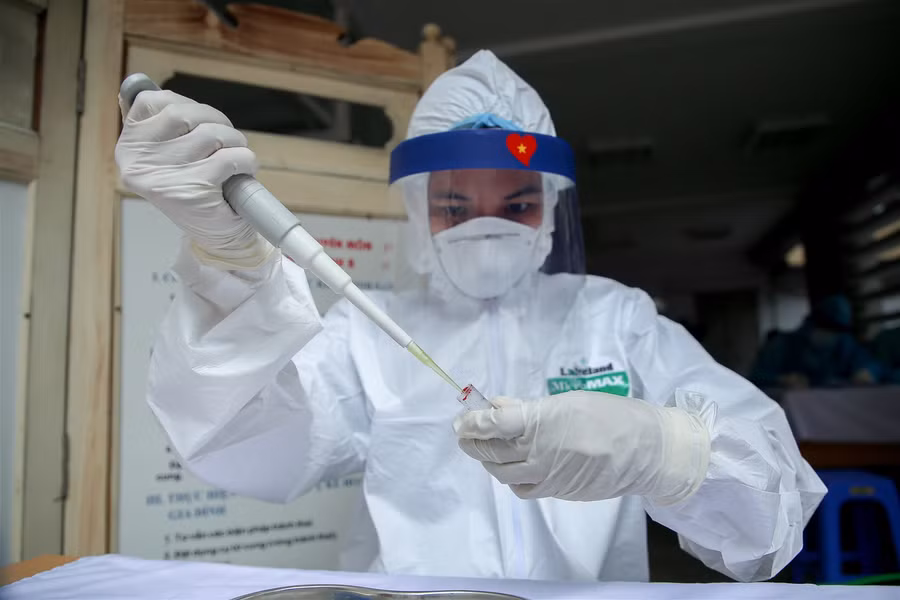 Hà Nội: Tiến hành test nhanh Covid-19 cho những người trở về từ Đà Nẵng ảnh 16