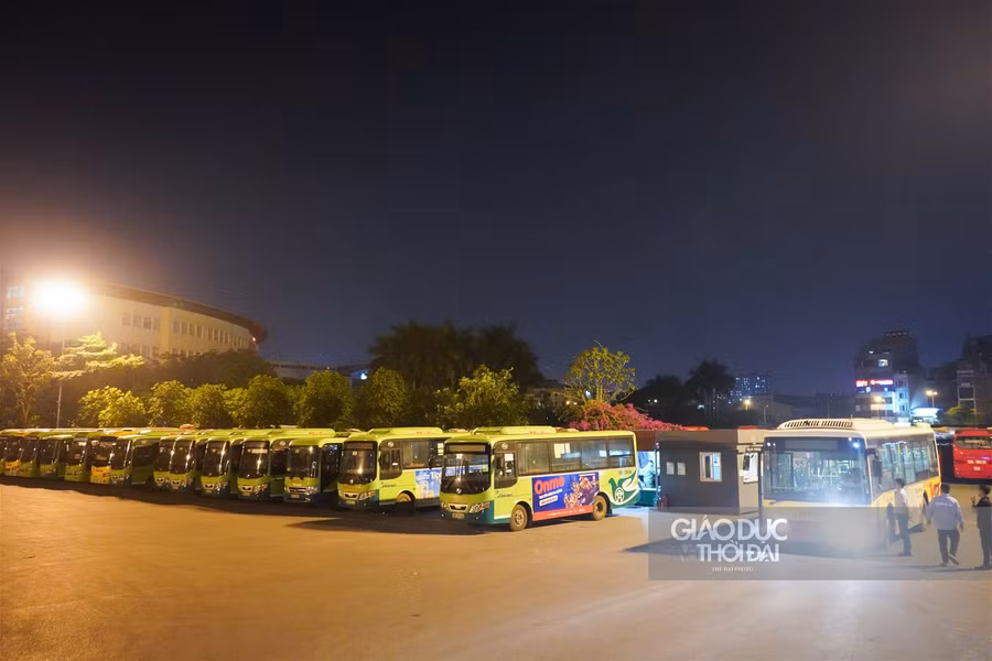 Cận cảnh "tắm" khử khuẩn cho xe buýt ảnh 4
