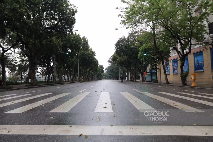 Phố phường Hà thành vắng lặng sau quyết định phạt người ra đường khi không cần thiết ảnh 2