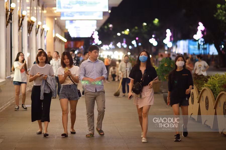 Phố đi bộ Hồ Hoàn Kiếm mở cửa trở lại, nhiều người "quên" khẩu trang ảnh 9