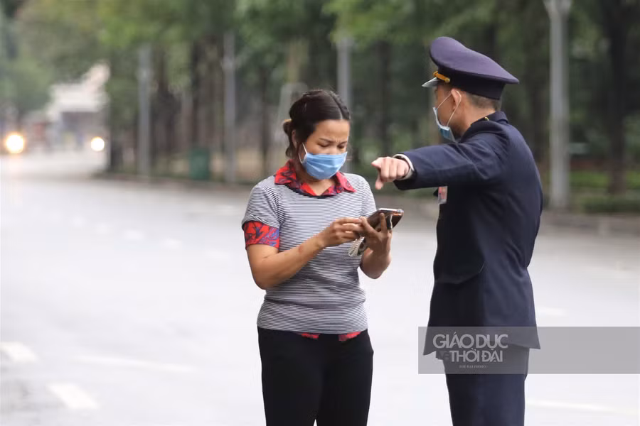 Phố phường Hà thành vắng lặng sau quyết định phạt người ra đường khi không cần thiết
