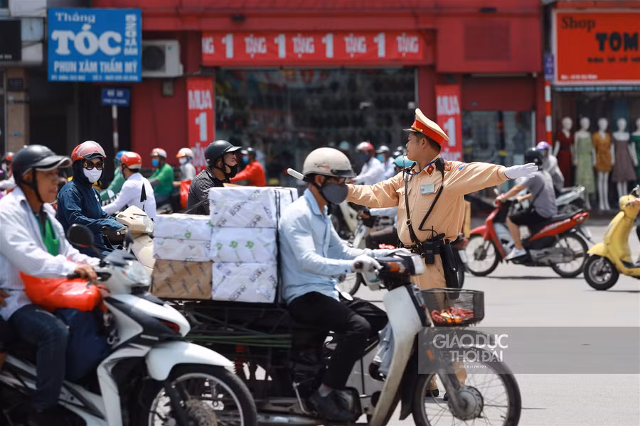 Muôn kiểu chống nắng khi Hà Nội 40 độ C ảnh 1
