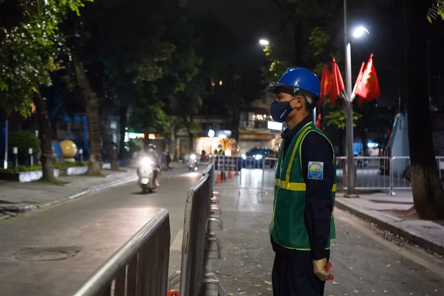 Cận cảnh bờ kè hồ Hoàn Kiếm được thay thế bằng "bê tông trường tồn" ảnh 1