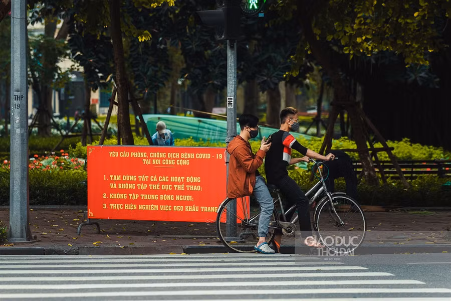 Hà Nội dựng rào chắn, ngăn cấm người đi bộ trong mùa Covid ảnh 9