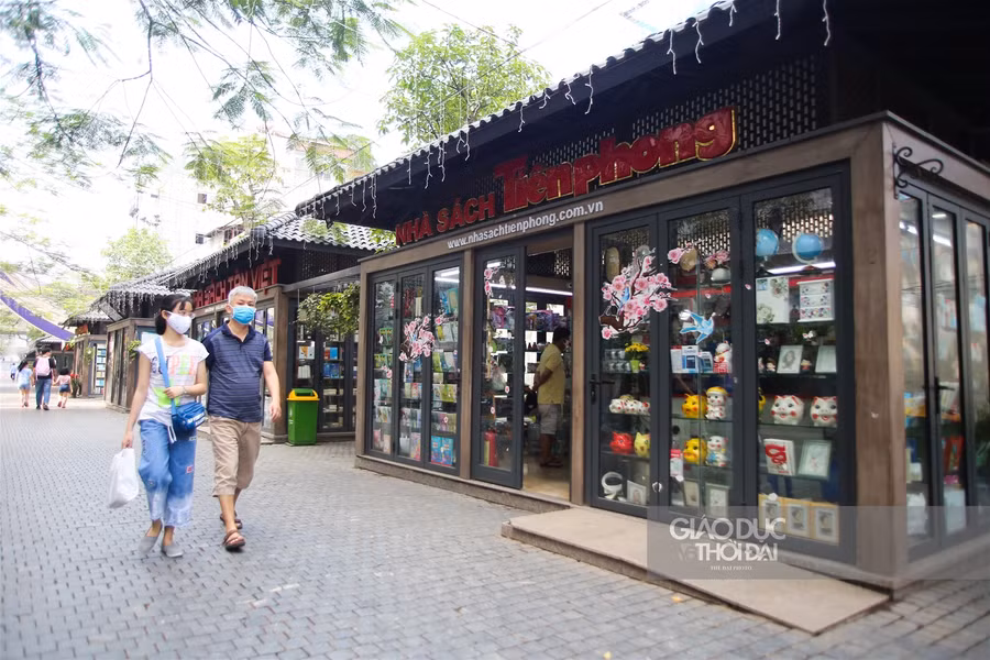 Hà Nội: Phố sách chính thức mở cửa trở lại sau gần 2 tháng tạm dừng hoạt động ảnh 1