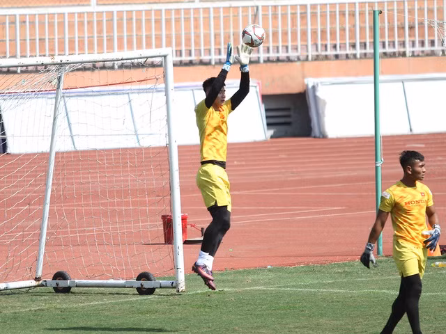 Những thủ môn nào có thể thay thế Đặng Văn Lâm ở AFF Cup? ảnh 1