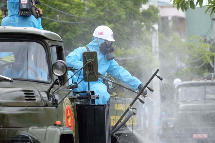 Cận cảnh chiến sĩ Binh chủng hóa học khử khuẩn khu vực Sơn Trà ảnh 6