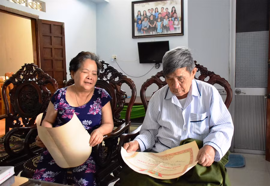 Vượt khói đạn “gùi chữ” vào chiến trường ảnh 1