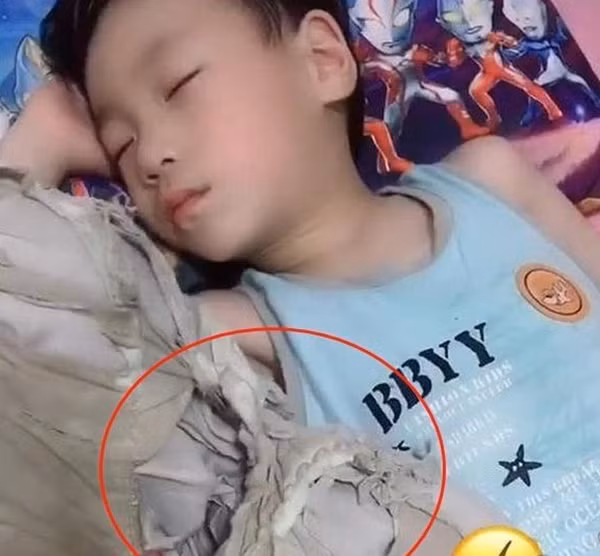 Bất ngờ lý do con gái đi ngủ luôn cầm chặt chiếc áo phông trắng đã rách nát