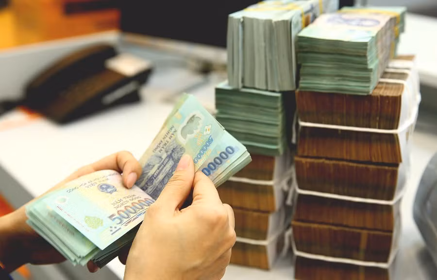 Bán nhà lầu, rút tiết kiệm đổ tiền tỷ chờ ăn lãi suất cao