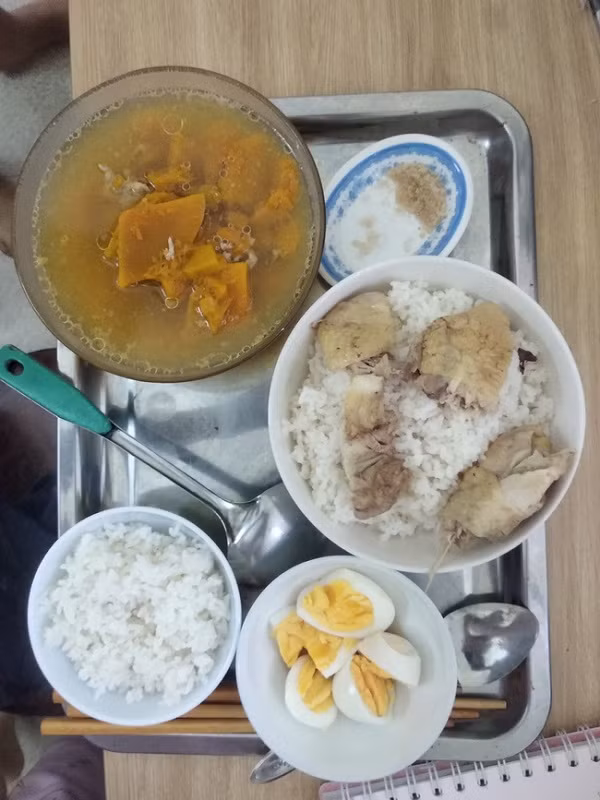 Vợ trẻ khoe mâm cơm chỉ thịt và rau luộc mà hút gần 4 nghìn "like" ảnh 2