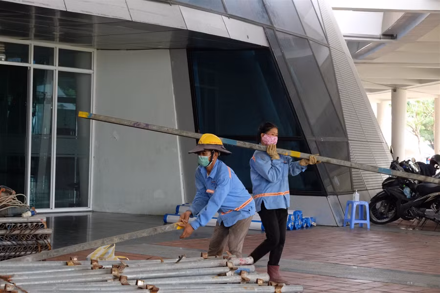 Khẩn trương đẩy nhanh tiến độ thi công bệnh viện dã chiến ở Cung thể thao Tiên Sơn ảnh 3