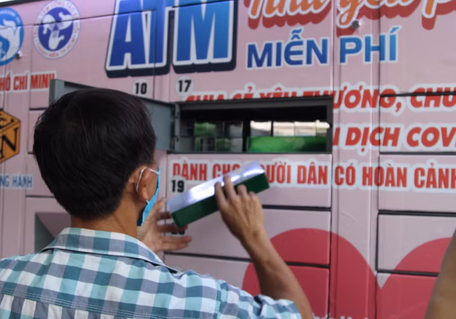 TP.HCM: Triển khai ATM thông minh, cung cấp nhu yếu phẩm cho người lao động có hoàn cảnh khó khăn ảnh 4