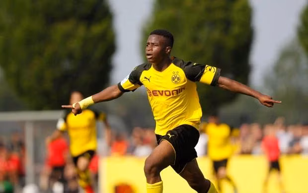 Bundesliga phải sửa luật vì thần đồng 15 tuổi ảnh 1