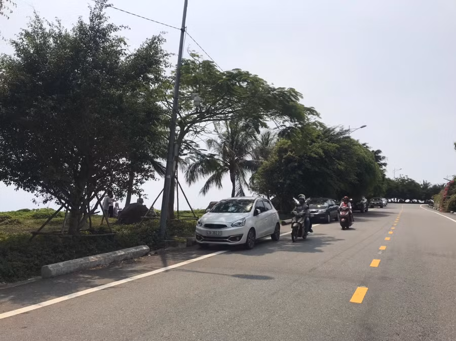 Dân ùn ùn kéo lên Sơn Trà dã ngoại, Đà Nẵng “đóng cửa” bán đảo Sơn Trà từ trưa 29/3