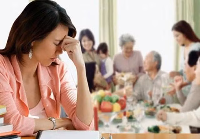 Đau đầu vì khoản tiêu vặt của bố chồng