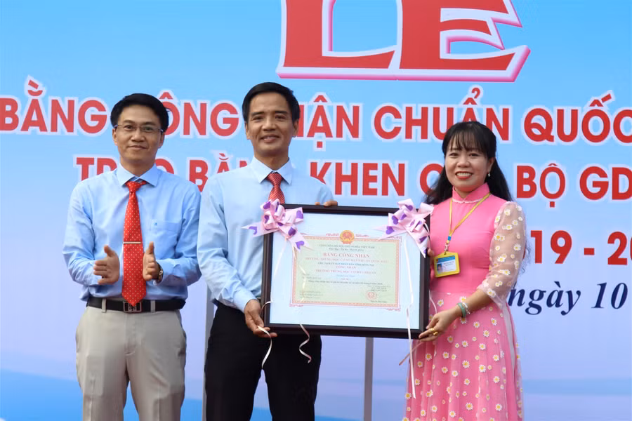 "Cậu bé nhặt rác" nhận bằng khen của Bộ GD&ĐT ảnh 2