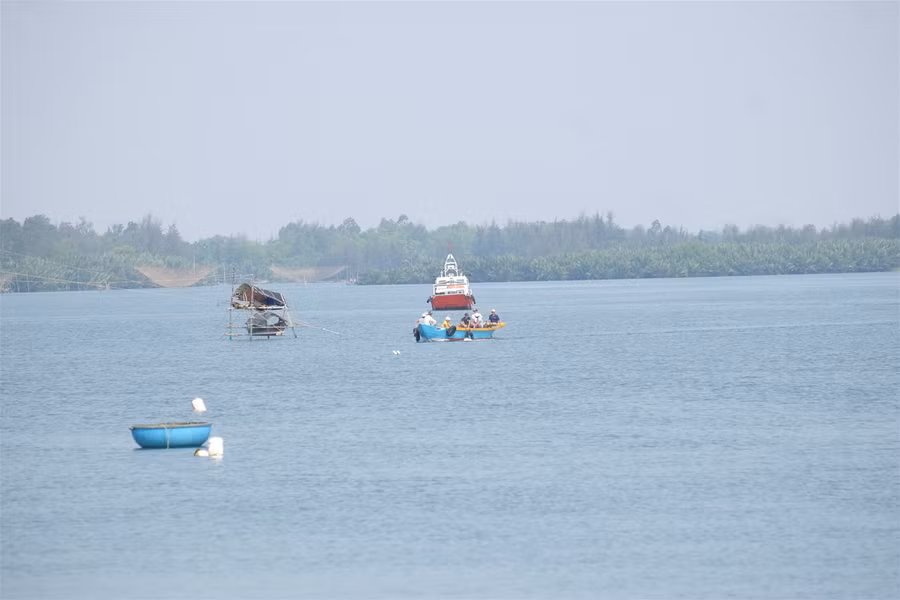 Vụ lật ghe trên sông Thu Bồn: Mở rộng phạm vi tìm kiếm nạn nhân ảnh 1