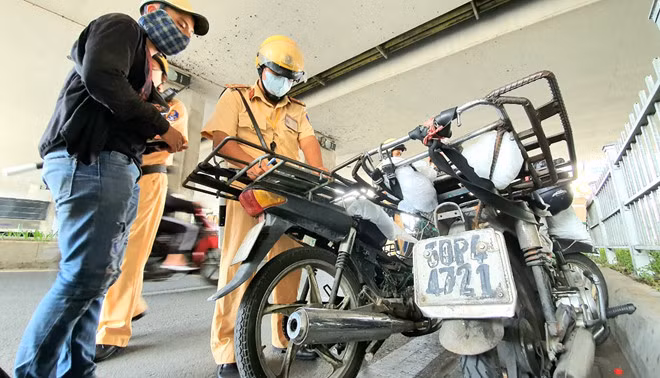 CSGT truy quét 'xe mù' tung hoành Chợ Lớn: Phạt tiền hơn cả giá chiếc xe
