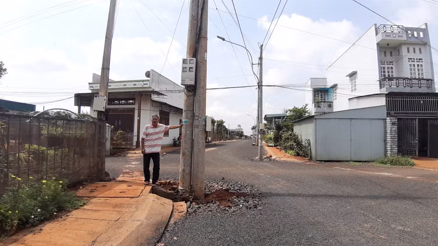 Gia Lai: Trụ điện, cột viễn thông “mọc” trên đường ảnh 1