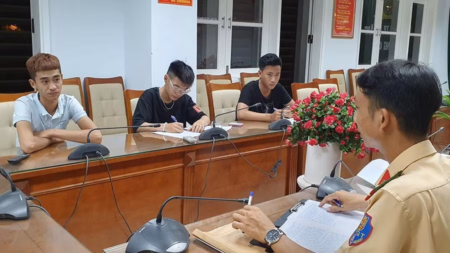 Xác định được nhóm “quái xế” dùng xe máy bốc đầu ở cầu Rồng ảnh 1