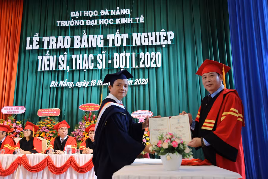 Trao bằng tốt nghiệp cho 173 tân Thạc sỹ ĐH Kinh tế - ĐH Đà Nẵng