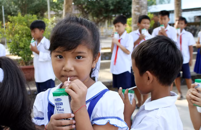 Niềm vui nhân đôi của trẻ em Trà Vinh: Quay lại trường và uống sữa học đường ảnh 1