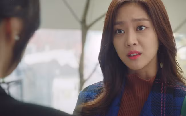 Thấy người giúp việc run rẩy bước ra khỏi cửa, tôi gọi lại kiểm tra để rồi sốc khi thấy thứ trong hành lý