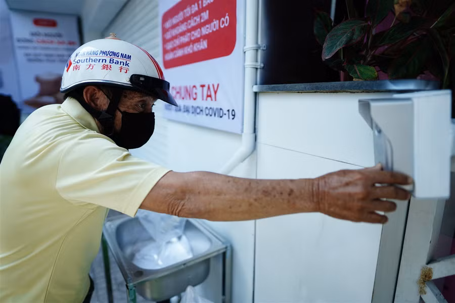 “ATM gạo” miễn phí: Ấm áp tình người trong đại dịch ảnh 2