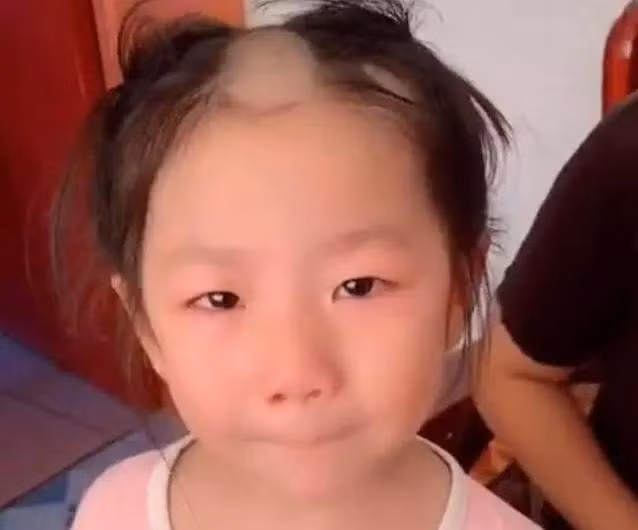 Bé gái 5 tuổi cầm tông đơ cắt tóc chơi, mẹ quay đi một lúc quay lại thì "hết hồn"