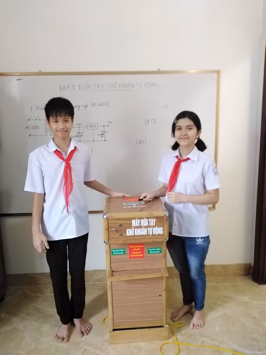 Học trò vùng cao Lào Cai chế máy rửa tay diệt khuẩn nhờ STEM ảnh 1