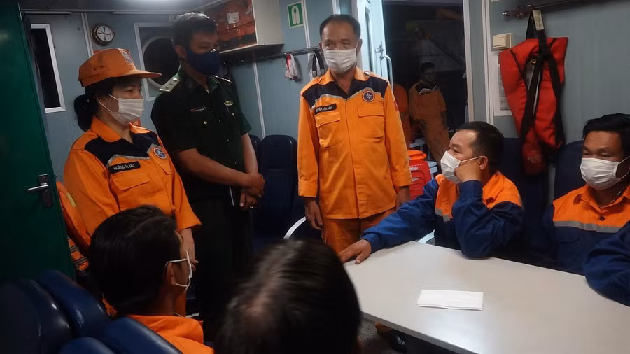 Đưa 7 ngư dân bị chìm tàu vào đất liền an toàn ảnh 1