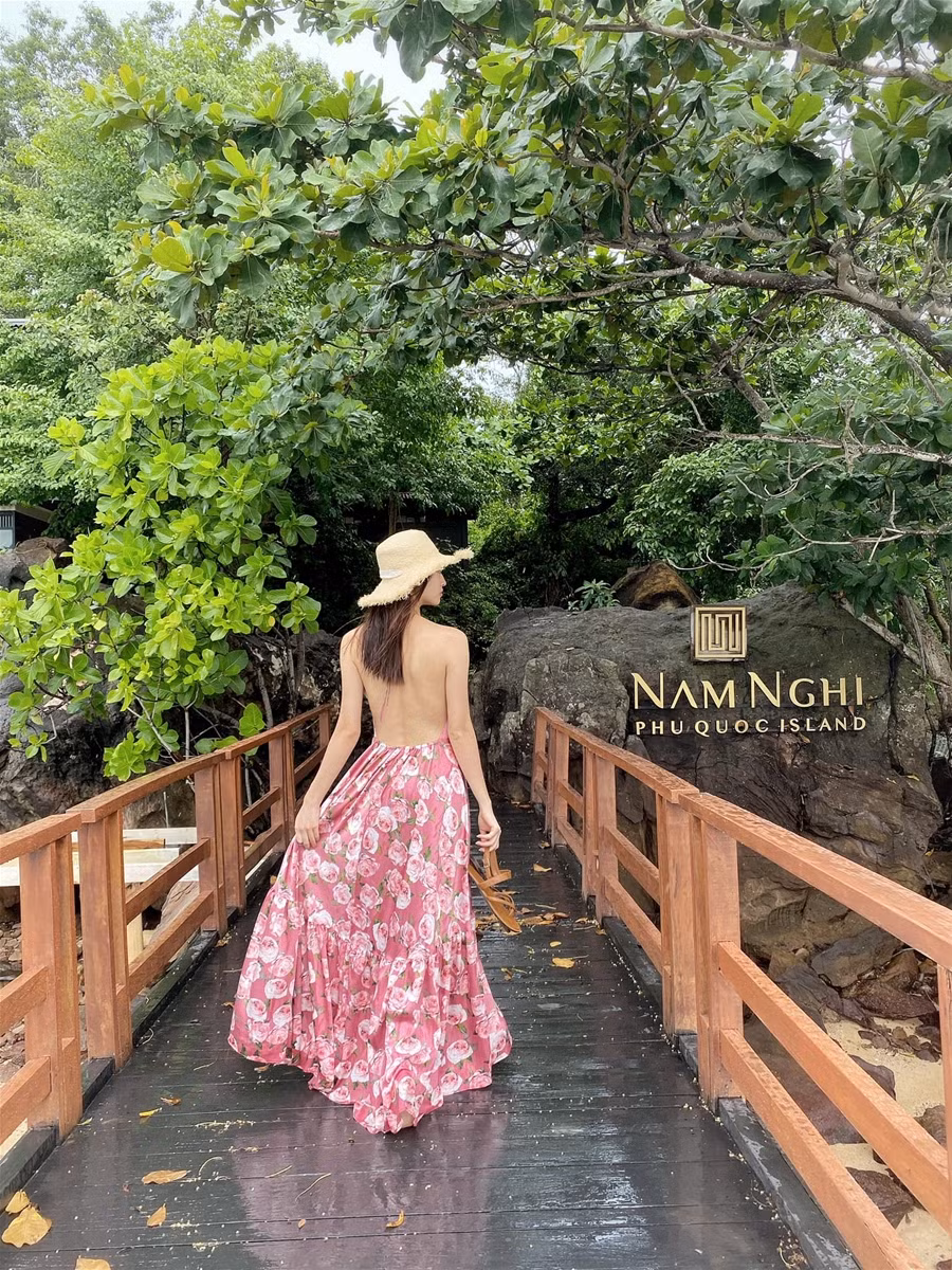 Hoa hậu Lương Thùy Linh khoe body chuẩn tại Phú Quốc ảnh 7