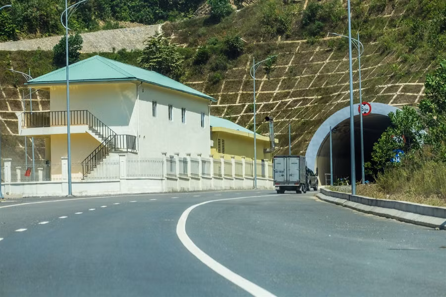 Gấp rút hoàn thành công trình dự án đường La Sơn - Túy Loan 11,5 nghìn tỷ đồng ảnh 5